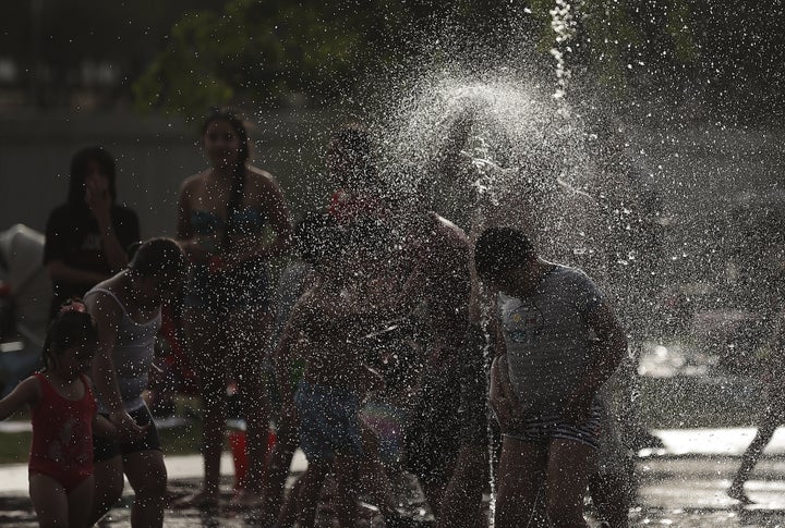 Varios jóvenes se empapan en una fuente para luchar contra el calor