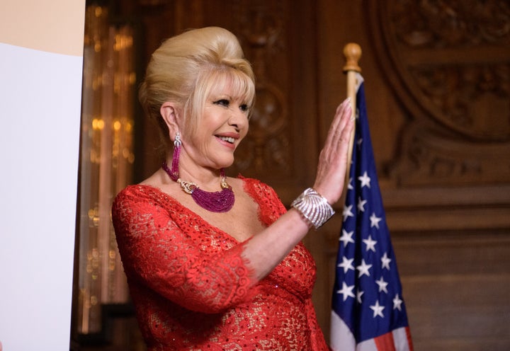 Ivana Trump saluda en un acto social