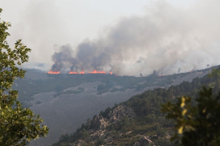 El incendio forestal declarado en Las Hurdes se ha reactivado este jueves en la “zona crítica” de Las Mestas (Cáceres).