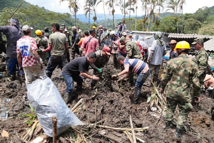 Integrantes del Ejército y grupos de socorro trabajan en el rescate de víctimas de un deslizamiento que sepultó una escuela en Tapartó, municipio de Andes (Colombia).