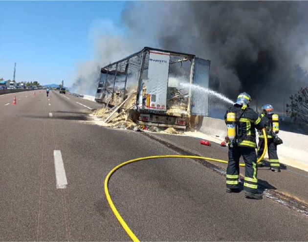 Mercredi 13 juillet, un camion a pris feu sur l'autoroute A7. Un incident qui a provoqué un important ralentissement... à cause des automobilistes circulant dans le sens inverse et qui se sont arrêtés pour filmer la scène.