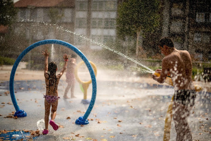 Varios niños se refrescan en Ourense