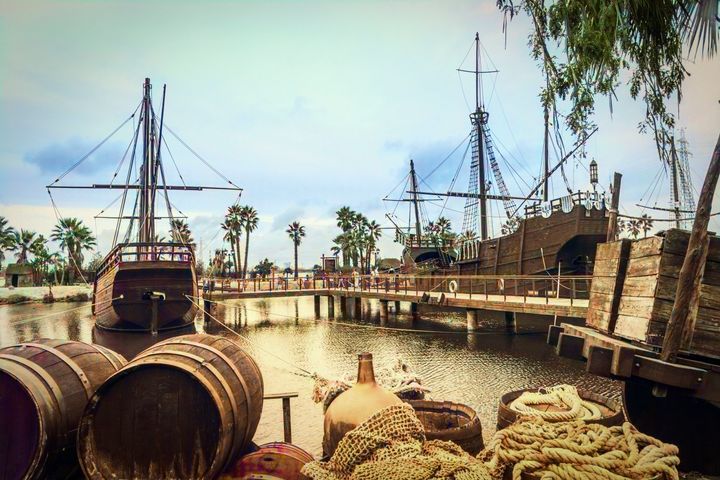 Representación de los barcos que partieron de Huelva con destino a América y dirigidos por Cristobal Colón, en Huelva, Andalucía.