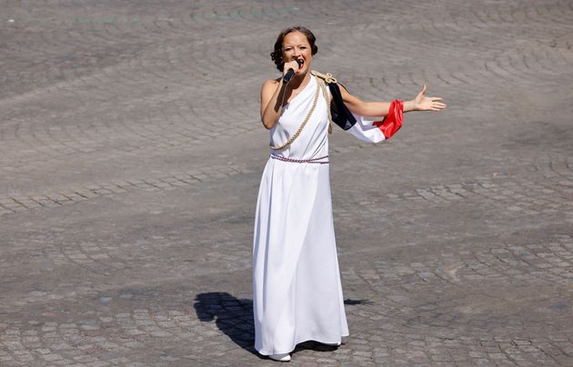 Candice Parise chante La Marseillaise devant Emmanuel et Brigitte Macron, sur la place de la Concorde à Paris, le 14 juillet 2022.