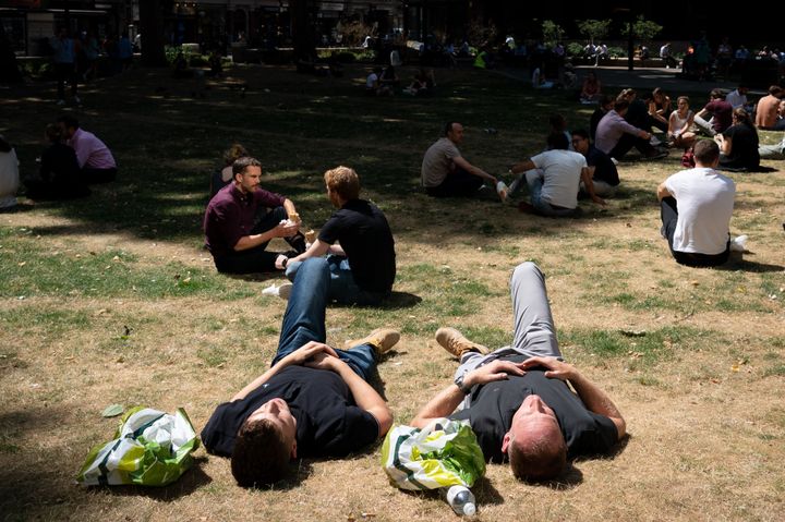 La gente toma el sol en el parque Victoria, en Londres.