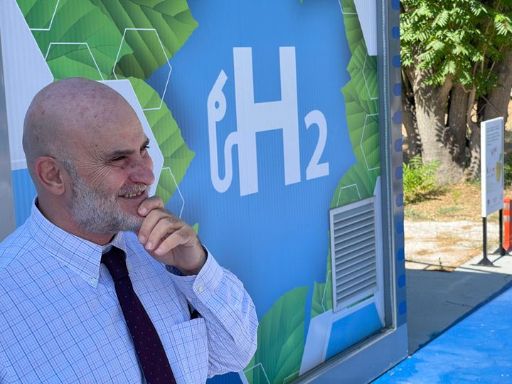 Ο Πρόεδρος του Δημόκριτου με φόντο τον σταθμό παροχής υδρογόνου, σε πολύ υψηλή πίεση, για ηλεκτρικά οχήματα, τα οποία χρησιμοποιούν υδρογόνο. 