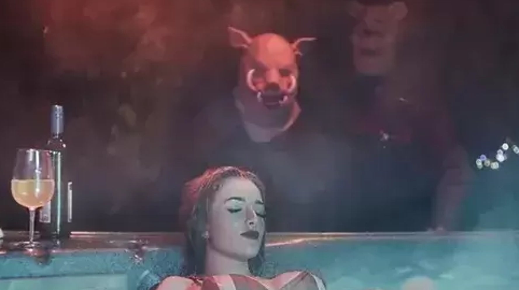 血のついたハンマーを手にニンマリするプーさん ホラー映画版のポスターが狂気に満ちてる ハフポスト アートとカルチャー