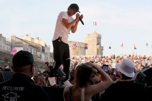 Rapper Wald, di sini tampil di atas panggung selama Festival Francophiles edisi ke-37...