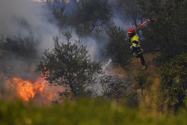 Un pompier lutte contre l'incendie près de Tarascon, dans les Bouches-du-Rhône, ce vendredi 15 juillet.