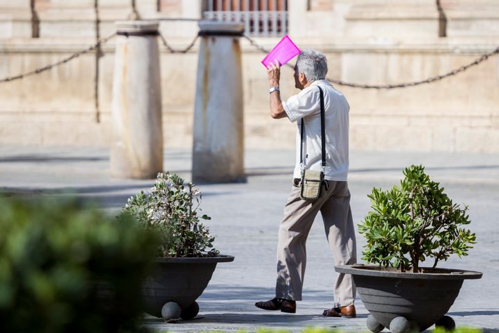 Una mujer pasea por Sevilla el pasado 14 de julio.
