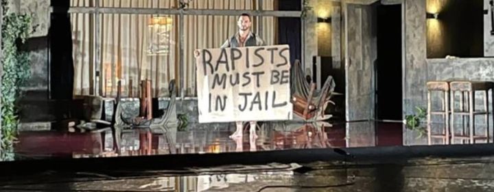 Όπως μετέδωσε το eleftheriaonline, δημοσιεύοντας και τη σχετική φωτογραφία, μετά την λήξη της εναρκτήριας παράστασης του Μεγάρου Χορού Καλαμάτας αναρτήθηκε πανό που ανέγραφε "Rapists must be in jail", δηλαδή "Οι βιαστές πρέπει να είναι στη φυλακή".