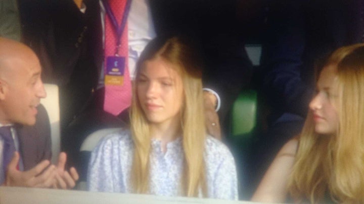La infanta Sofía y la princesa Leonor, conversan con Luis Rubiales, presidente de la Federación Española de Fútbol.