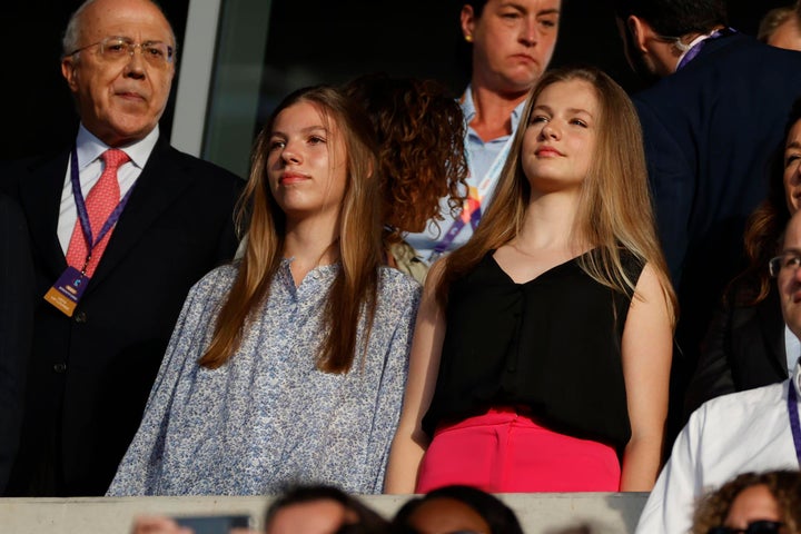 La infanta Sofía y la princesa Leonor, antes del Dinamarca-España femenino.
