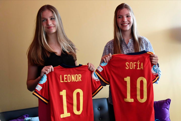 La princesa Leonor y la infanta Sofía posan con la camiseta de la selección española de fútbol.