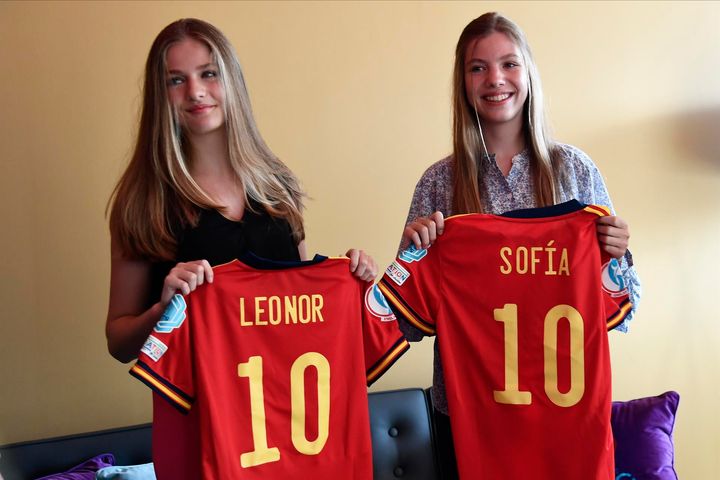 Leonor y Sofía viajan Inglaterra para ver el fútbol y se arma en Twitter por cómo lo hicieron | El HuffPost Política