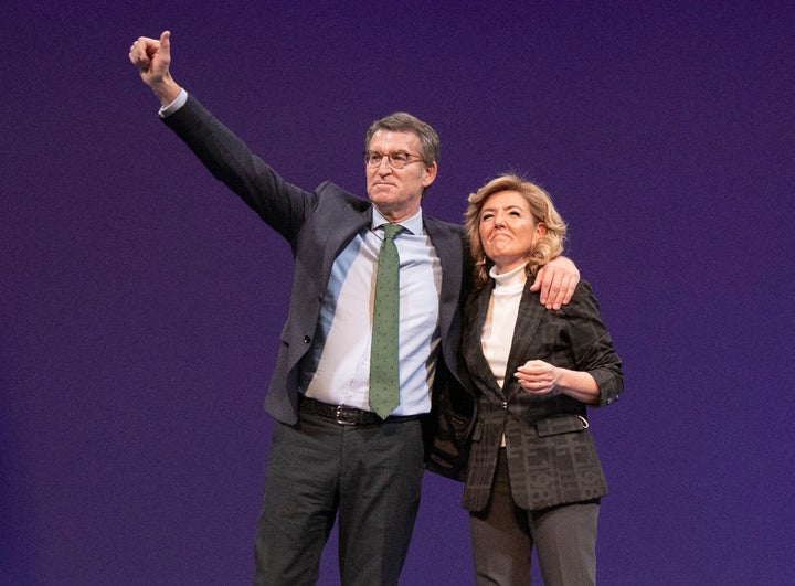Alberto Núñez Feijóo, presidente del PP, con Teresa Mallada, presidenta del PP de Asturias.