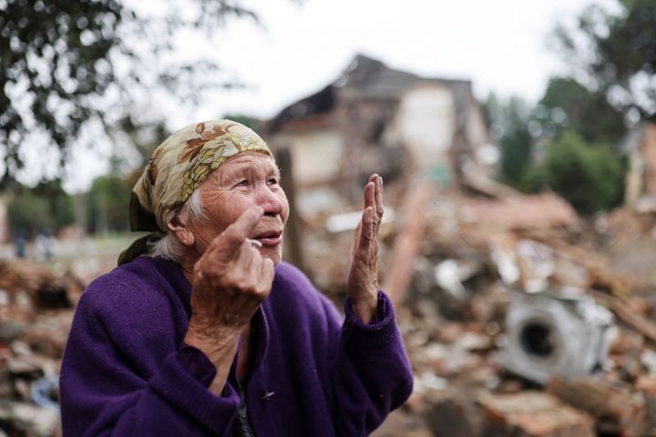 Η 83χρον η Ραίσα Σαποβάλ κλαίει καθώς μιλά για τους νεκρούς γείτονές της μετά τους ρωσικούς βομβαρδισμούς στο Τσουχουίβ κοντά στο ανατολικό μέτωπο (16/7/2022)