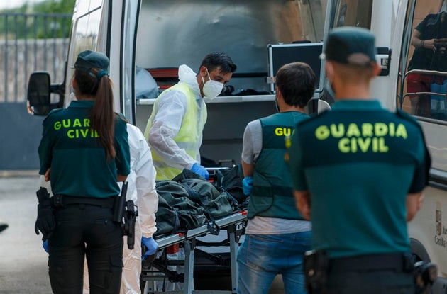 Miembros de los servicios funerarios y agentes de la Guardia Civil, en Burgos.