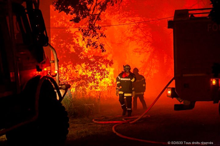 Πυροσβέστες παλεύουν με τις φλόγες στη Ζιρόντ. 