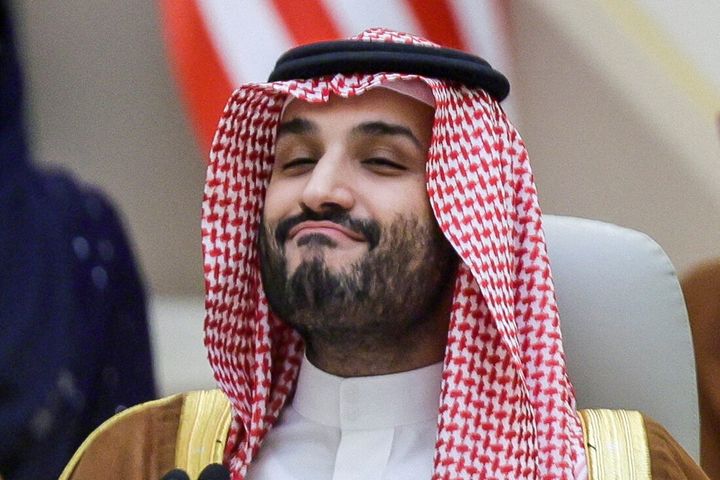 O πρίγκιπας διάδοχος της Σαουδικής Αραβίας, Μοχάμεντ μπιν Σάλμαν κατά ττην διάρκεια της Συνόδου Κορυφής τον Αραβικών χωρών στην Τζέντα, παρουσία του προέδρου των ΗΠΑ, Τζο Μπάιντεν (16/7/2022)