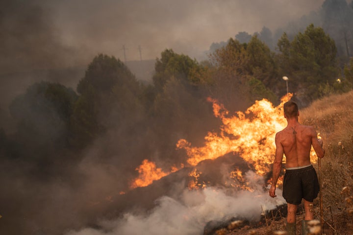 Los vecinos durante las labores de extinción del fuego en Bages.