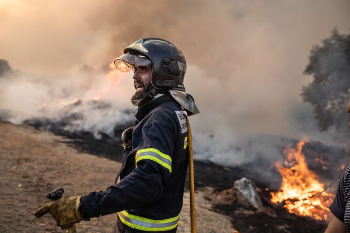 Un bombero trabaja por extinguir el fuego en Losacio (Zamora), este 17 de julio. 