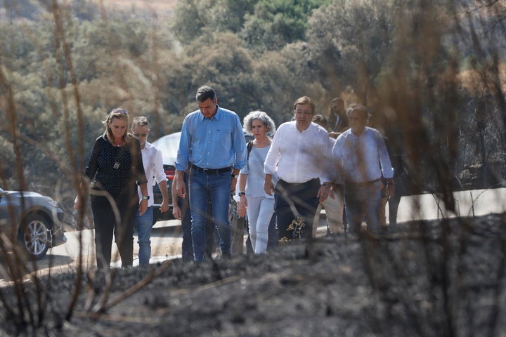 El presidente del Ejecutivo, Pedro Sánchez (c), acompañado del presidente de la Junta de Extremadura, Guillermo Fernández Vara