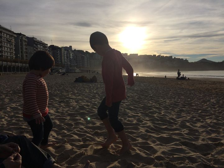 Niños jugando en la arena de la Playa de la Concha, en San Sebastián, País Vasco.