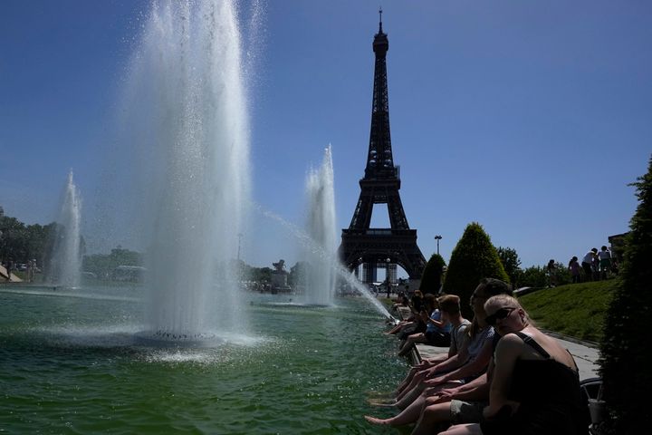 Παρίσι 17 Ιουλίου 2022 Στιγμές δροσιάς στα συντριβάνια του Τροκαντερό
