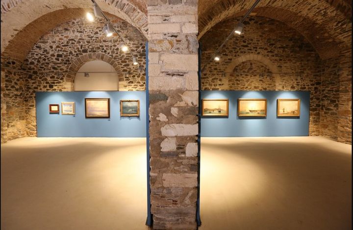 Αποψη της έκθεσης που αναδεικνύει τον διάλογο των έργων με τον χώρο της Δημοτικής Πινακοθήκης Κυκλάδων η οποία ανακαινίστηκε με δωρεά του Αντώνη Κομνηνού