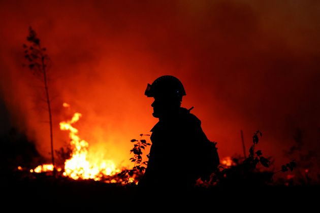 Un pompier lutant contre l'incendie à Louchats, en Gironde, le 17 juillet 2022.