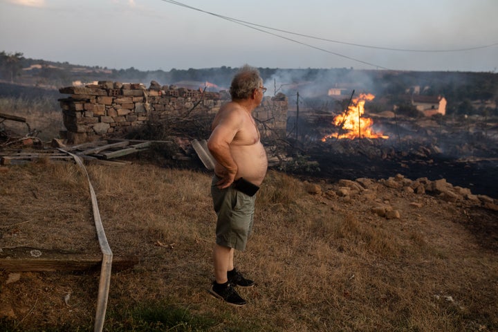 Un vecino de Losacio observa los restos de un fuego cercano