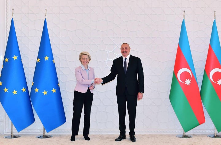 La UE cierra un acuerdo con Azerbaiyán para duplicar el suministro de gas hasta 2027 | El HuffPost Internacional