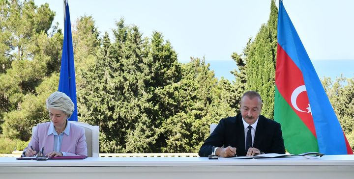 H προέδρος της Ευρωπαϊκής Επιτροπής Ούρσουλα φον ντερ Λάιεν, υπογράφει με τον Αζέρο ηγέτη Ιλχάμ Αλίεφ το μνημόνιο κατανόησης.