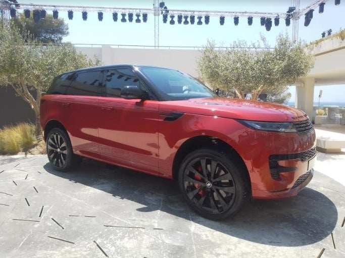 Το νέο Range Rover Sport ήρθε για να εντυπωσιάσει με τη μοναδικότητά του.