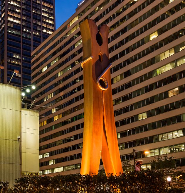 Claes Oldenburg a créé une giganteste pince à ling, déposée à Philadelphie.