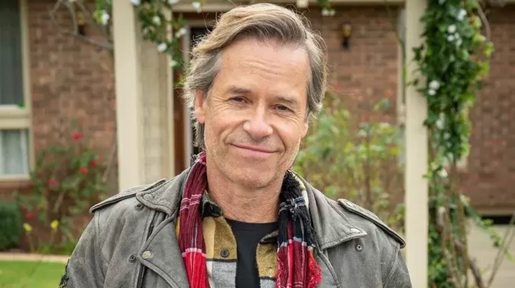 Guy Pearce Reveals The A-Lister Who Is 'Wetting Herself' About His Neighbours Return - Vimarsana News