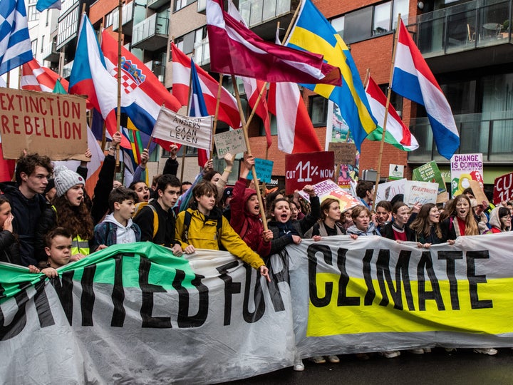 Protesta de Jóvenes por el Clima en Bruselas, en marzo de 2020, con banderas de media Europa en la cabecera.
