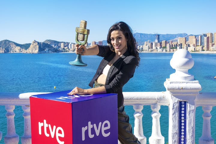 Chanel posa con el premio tras ganar el Benidorm Fest.