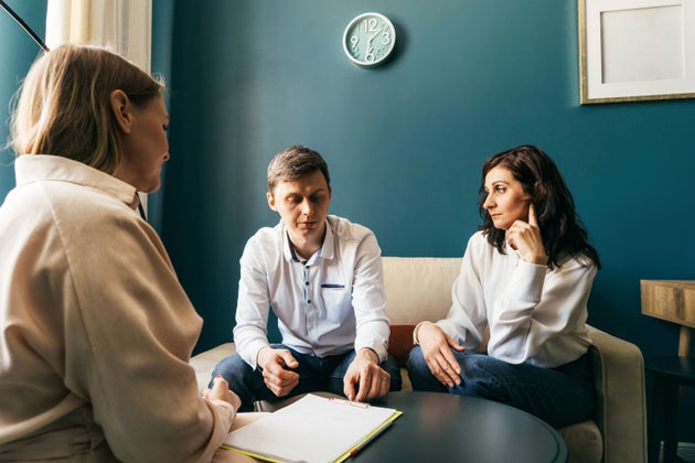 L’avortement sur le divan n’est pas réservé à cette période. Beaucoup en parlent quand il est d’actualité ou quand il appartient au passé. Peu d’hommes en réalité quand il s’agit de se rappeler. Le fait que les femmes le vivent dans leur corps explique évidemment qu’elles soient les premières concernées. Cela ne devrait même pas se discuter ailleurs que dans les cabinets médicaux!