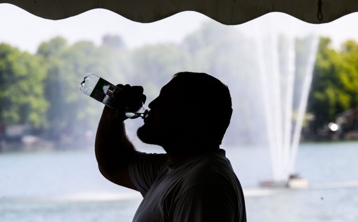 Un trabajador bebe agua en Alemania este martes.