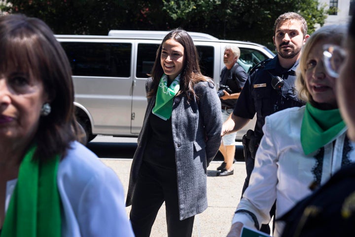 La congresista demócrata Alexandria Ocasio-Cortez es arrestada durante una protesta frente al Tribunal Supremo de EEU a favor del derecho a abortar.