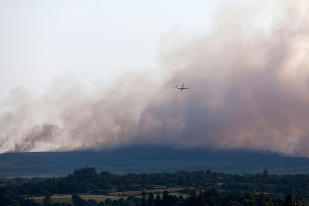 Depuis lundi 18 juillet, 1700 hectares de végétation ont brûlé sur les monts d'Arrée (photo d'un bombardier prise le 18 juillet 2022).