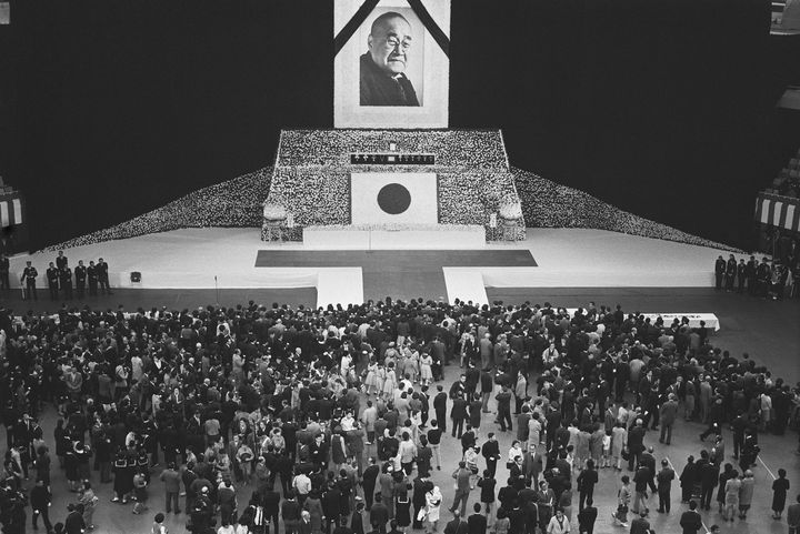 献花する一般の参列者=東京・千代田区の日本武道館(1967年10月31日撮影)