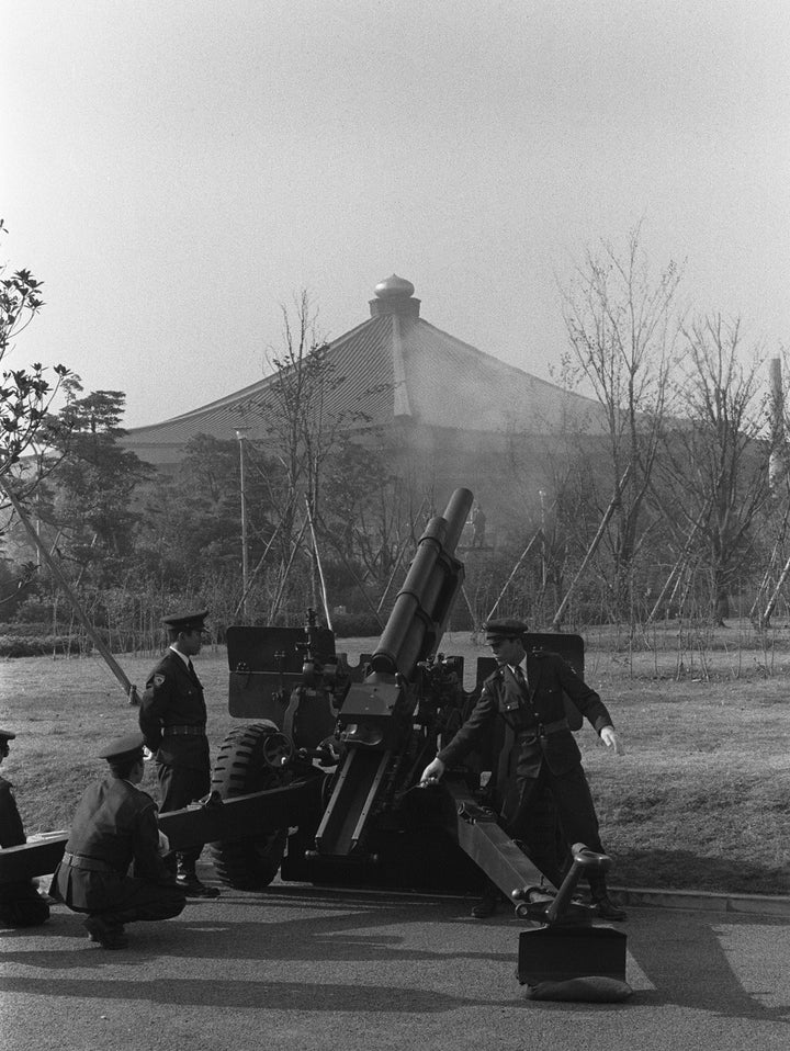 弔砲を撃つ防衛庁（当時）儀仗隊＝東京・千代田区の北の丸公園（1967年10月31日撮影）