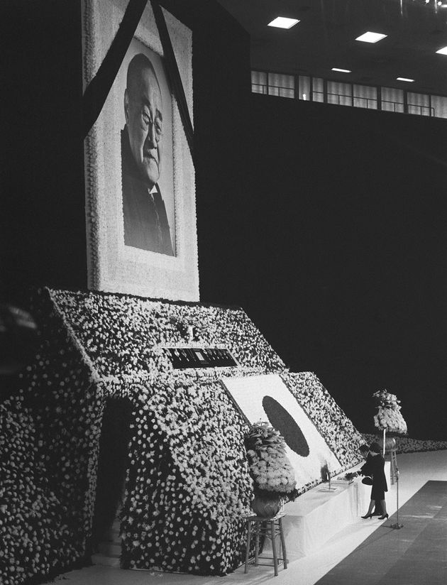 献花される皇太子ご夫妻（現在の上皇ご夫妻）＝東京・千代田区の日本武道館（1967年10月31日撮影）