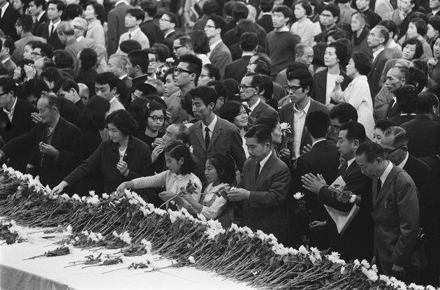 献花する一般の参列者＝東京・千代田区の日本武道館（1967年10月31日撮影）