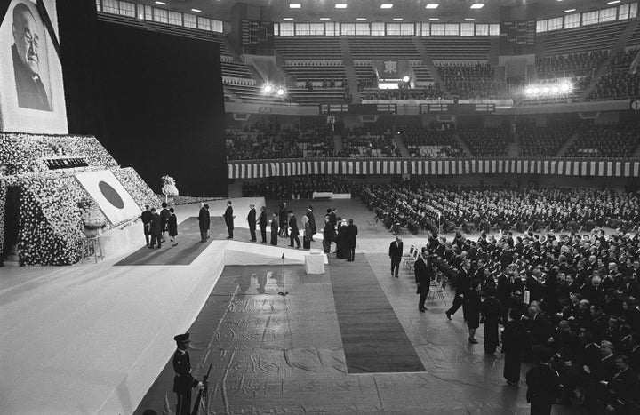 献花する外国使節ら＝東京・千代田区の日本武道館（1967年10月31日撮影）