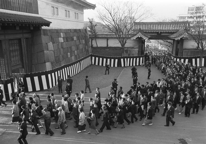 献花に訪れた一般参列者の列＝東京・千代田区の北の丸公園田安門（1967年10月31日撮影）