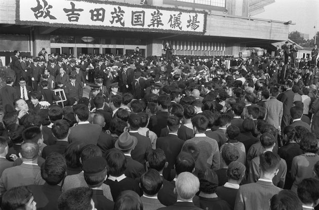 献花のため会場に入る一般参列者＝東京・千代田区の日本武道館（1967年10月31日撮影）